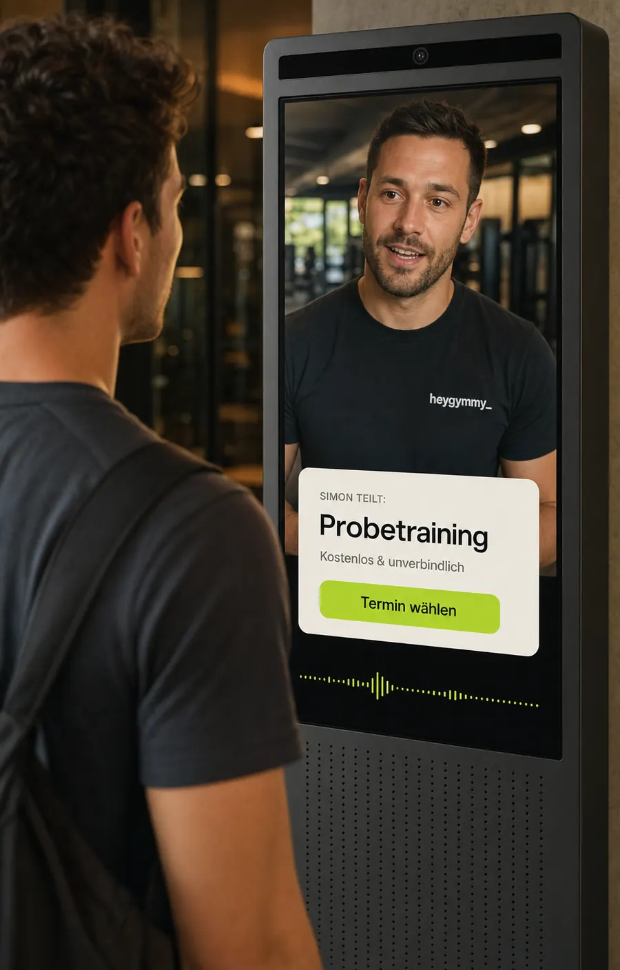 Mitglied im Live-Videogespräch mit Coach Simon am Gymmy Terminal